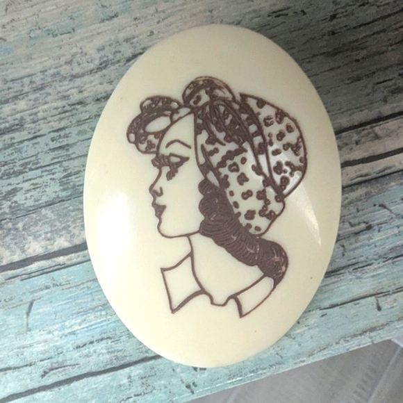 Vintage Jewelry - Vintage "Scrimshaw" Cream and Brown Cameo Brooch